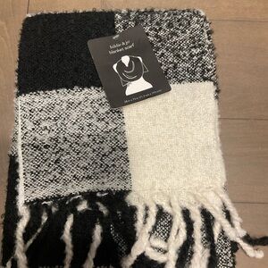 Hildie & Jo Blacket Scarf  Size 28” X 76”  Black And White NWT